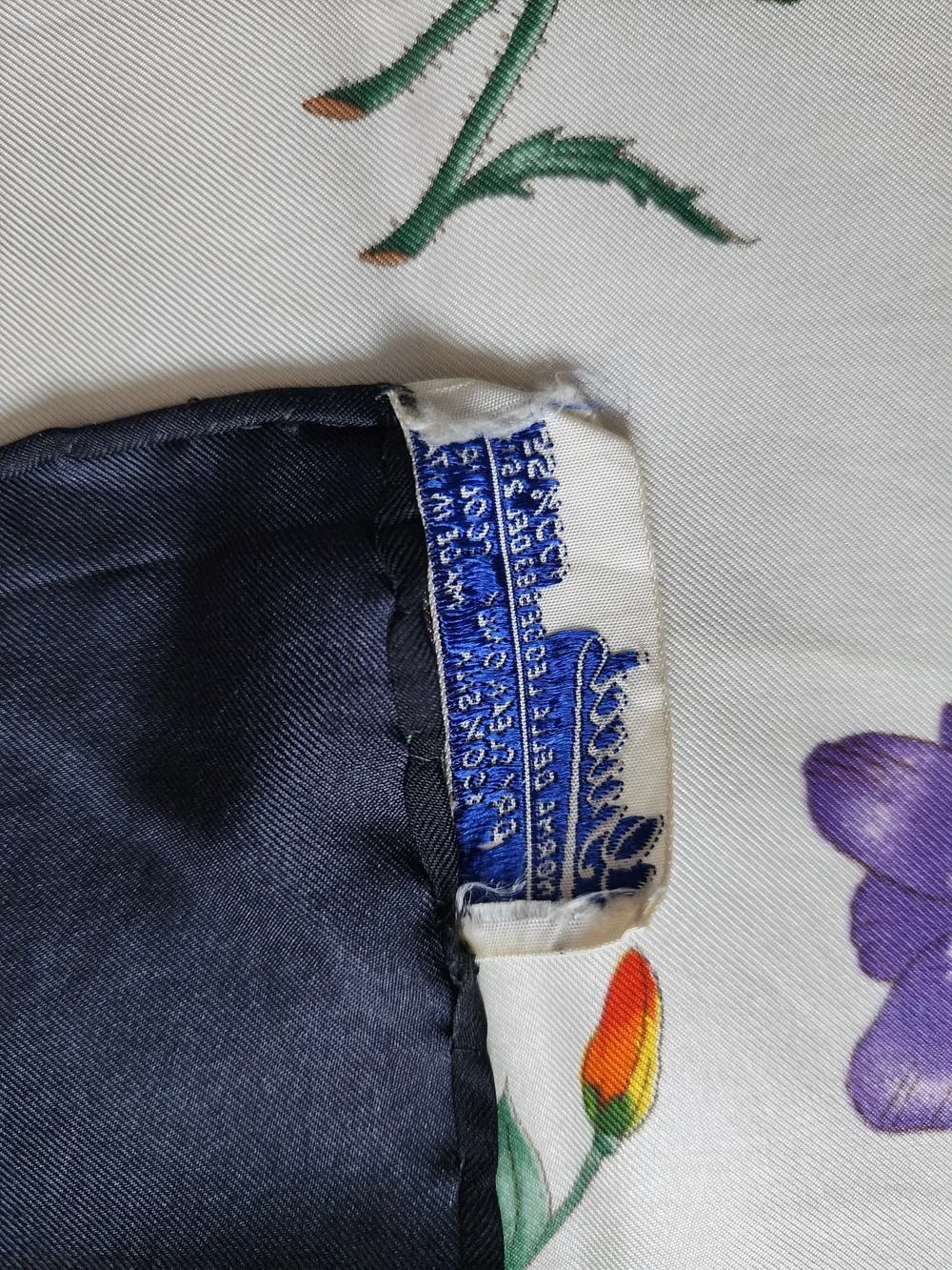 Auth Gucci Floral Silk Scarf